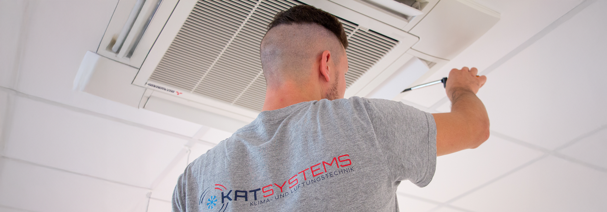 Mitarbeiter-und-Monteure-KAT-Systems-Dortmund-Kaelteanlagenbauer-Mechatroniker-fuer-Kaeltetechnik-07-scaled